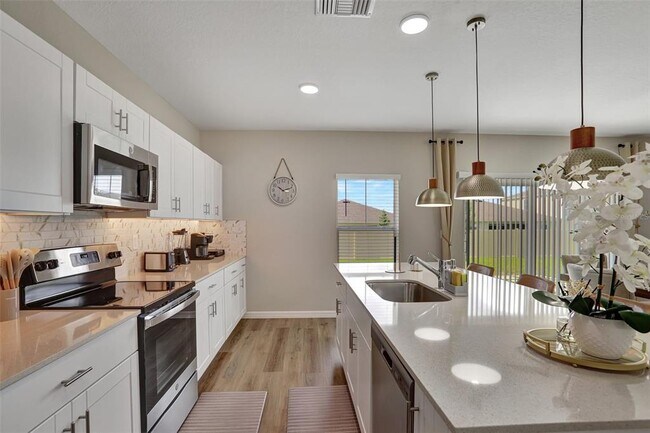 Building Photo - 2405 Oakwood Ln
