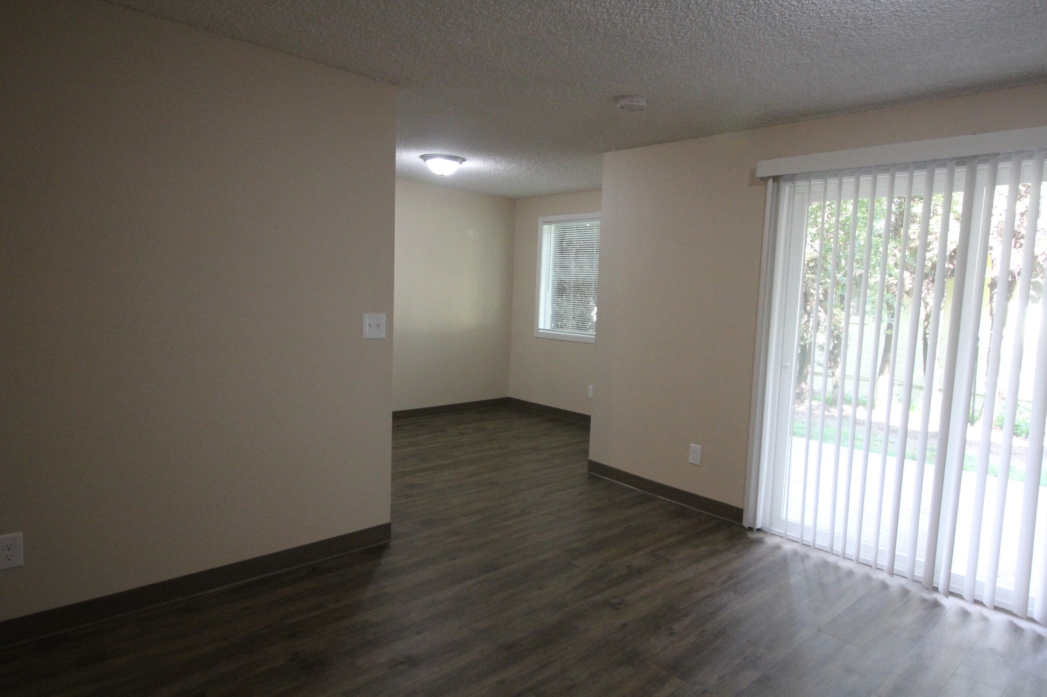 Building Photo - 414 E 9th St