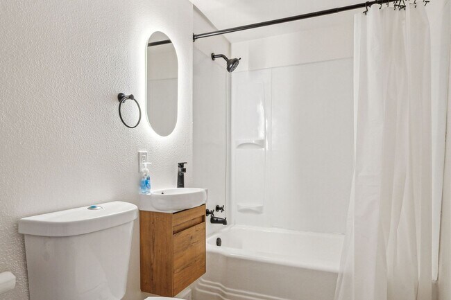 Building Photo - 1Bed/1Bath Apartment with HUGE Private Yard!