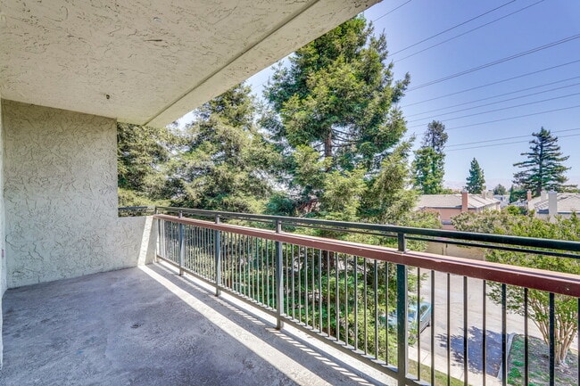 Building Photo - Large, Comfy 2BR, 2BA Condo with Convenient Location