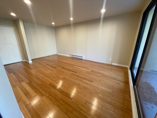 Building Photo - Spacious Updated Two Bedroom Condo in Wate...