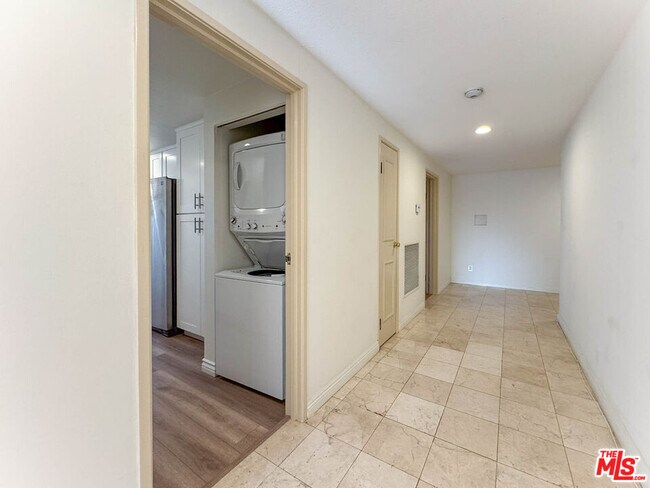 Building Photo - 1118 3rd St