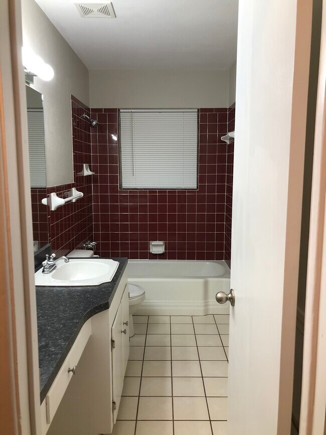 Building Photo - 1500 W 29th St