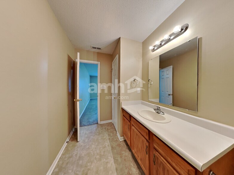 Building Photo - 950 Millbrook Dr