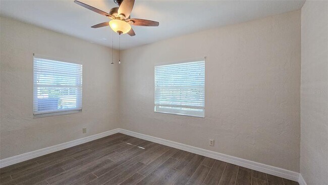 Building Photo - 515 34th Ave NE