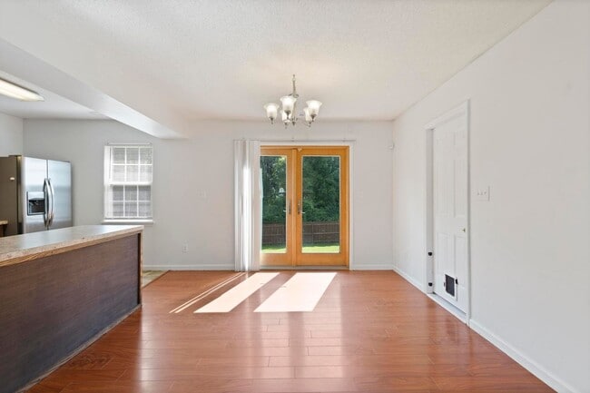 Building Photo - 3 bedroom with garage *** Available to move-in by May 20th ***