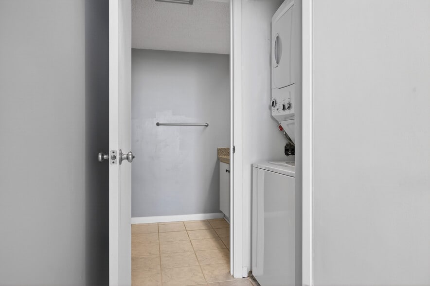 Hallway Washer/Dryer - 500 Treasure Island Causeway