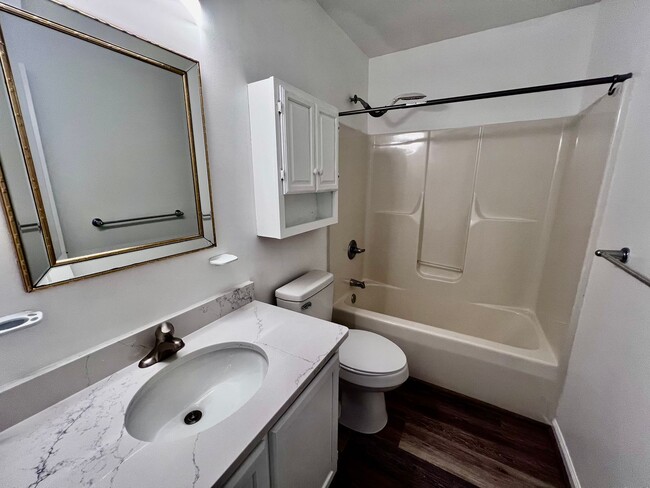 Building Photo - Newly remodeled 3 bed 2.5 bath townhome in...