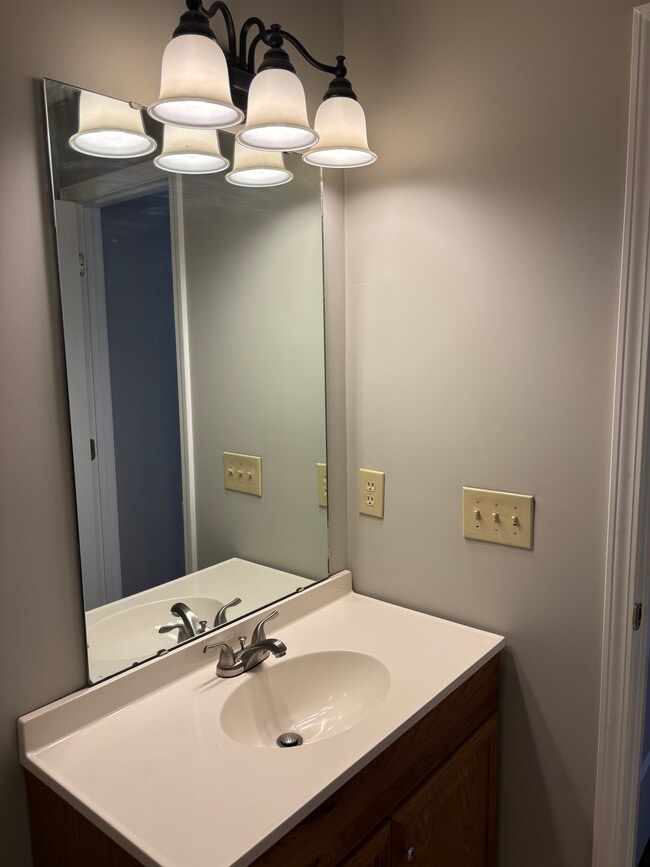 Building Photo - 2701 Thackery Rd