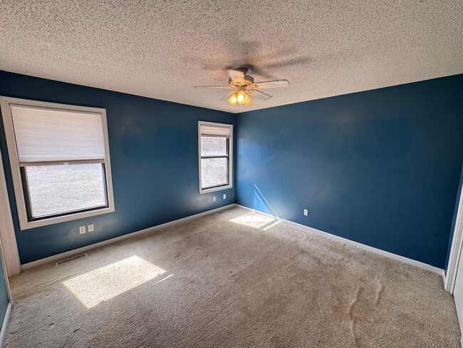 Building Photo - 5 Bedrooms!