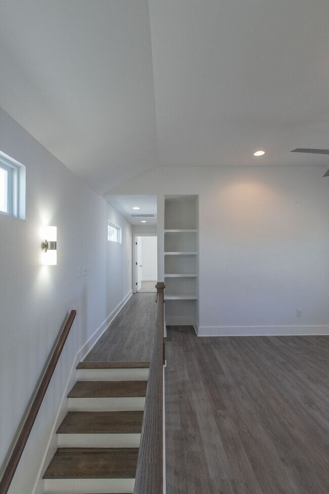 Building Photo - 3 Bed 2.5 Bath Single-Family Urban Home