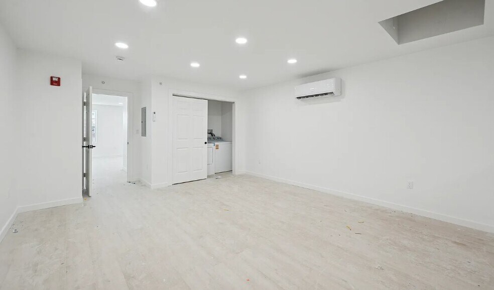Building Photo - 5530 Boyer St