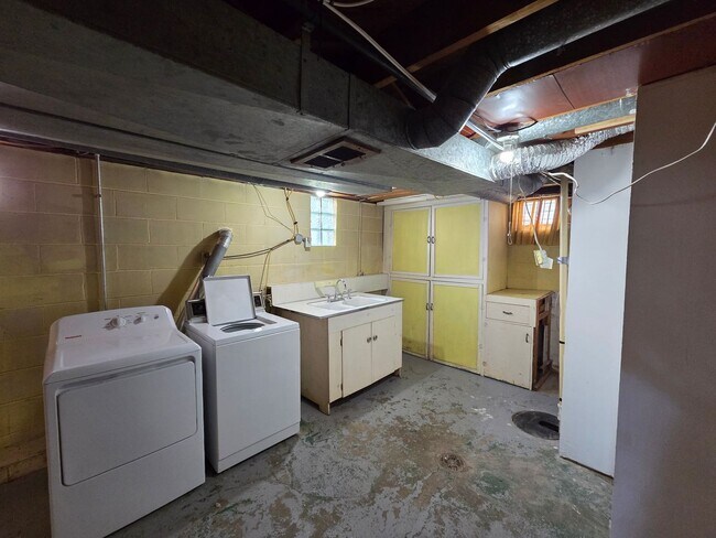 Building Photo - 4 Bedroom remodeled House Cedar Falls