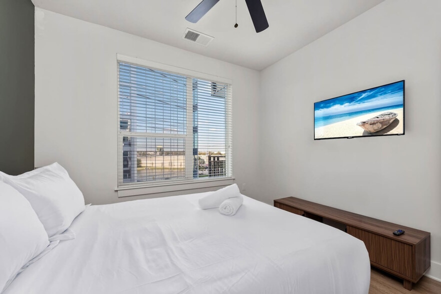 Building Photo - 3820 N Clark Ave