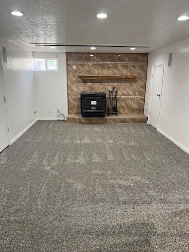 Building Photo - Kaysville 4 Bedroom, 2.5 Baths, big 2 car ...