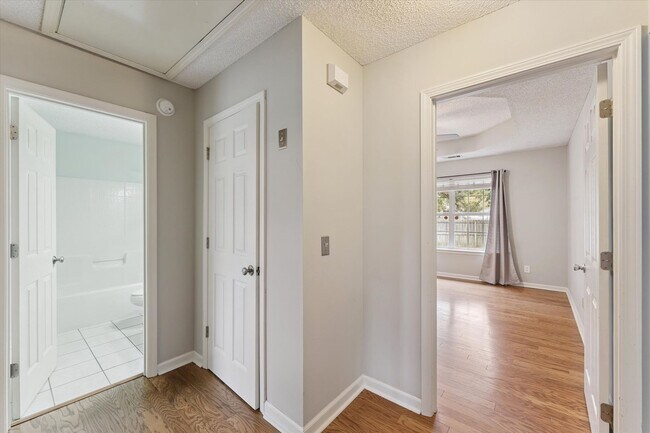 Building Photo - AVAILABLE OCTOBER 2025! [PET FRIENDLY]