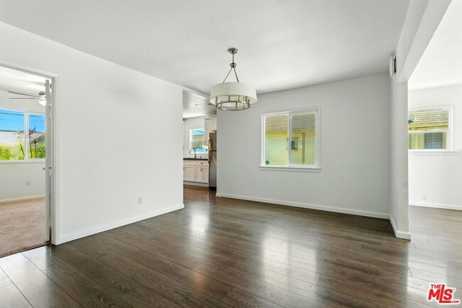 Building Photo - 5428 S Victoria Ave