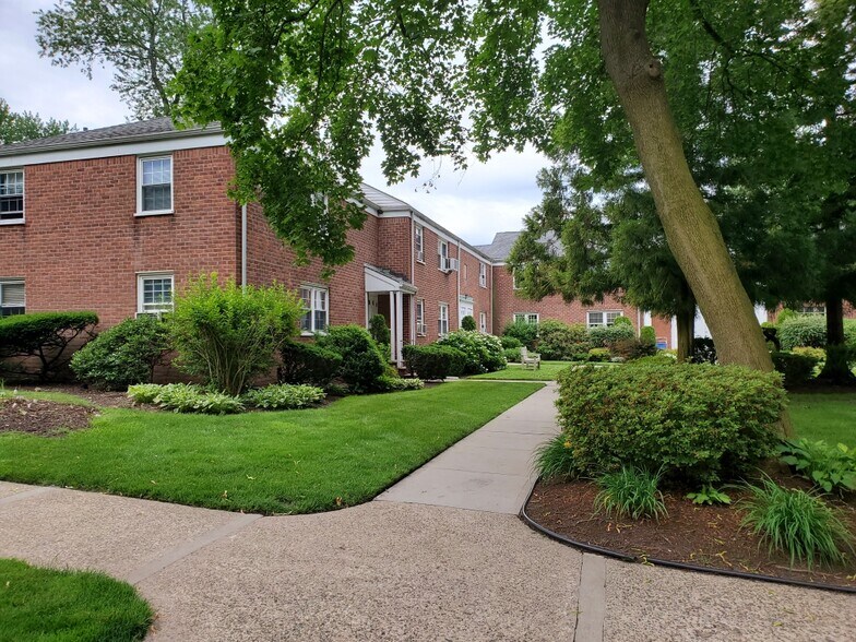 Building Photo - 100 Huguenot Ave