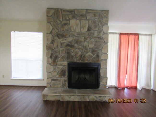 Building Photo - 17401 Red Oak Dr
