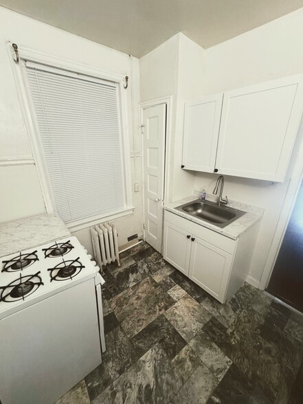 Kitchen - 1424 Grove Ave
