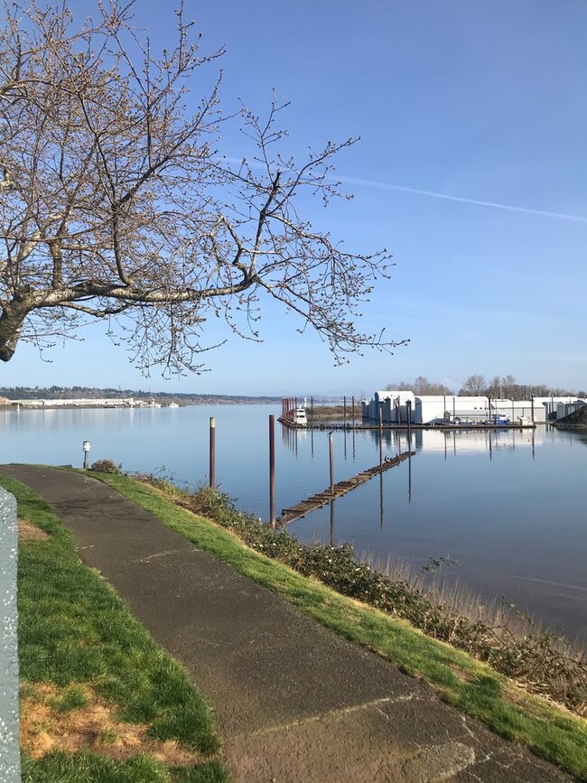 Building Photo - Bright Loft Condo with Stunning Columbia River Views