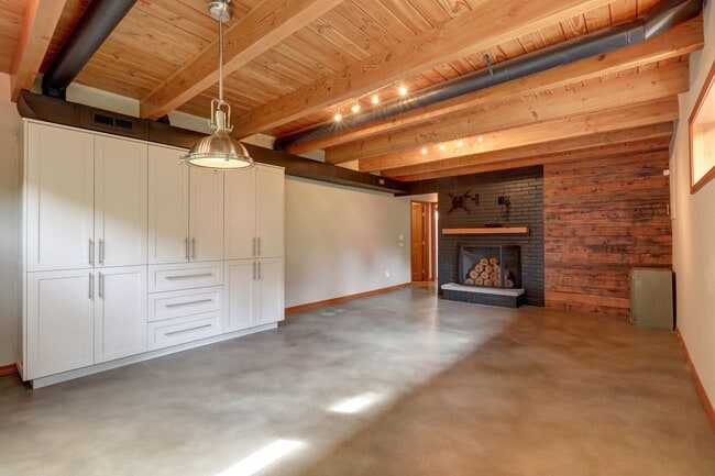 Building Photo - Welcome Home to Your Beautiful Oasis in En...