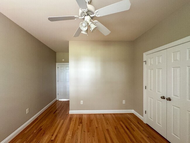 Building Photo - 5 Bedroom Home in Gated Golf Course Community