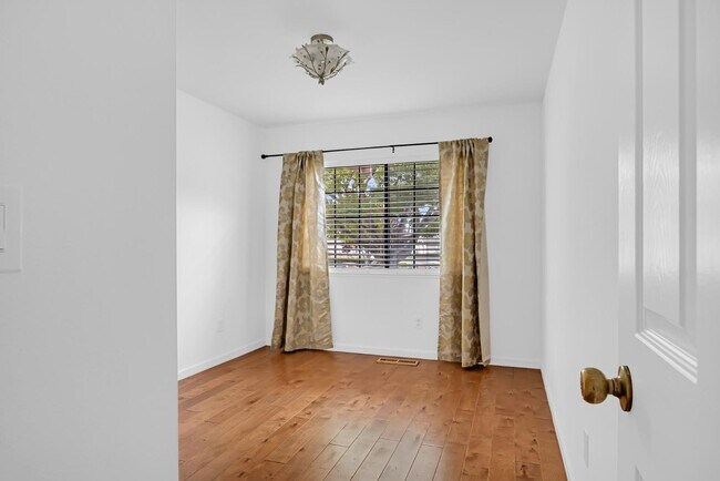 Building Photo - 100 Lippizan Dr