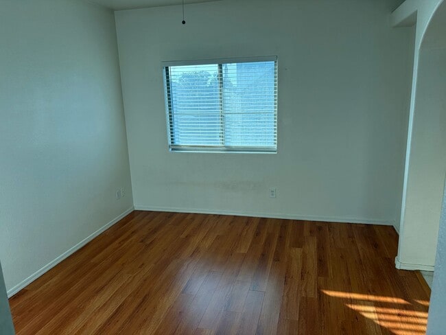 Building Photo - 2 Bedroom 2.5 Bath Townhome!