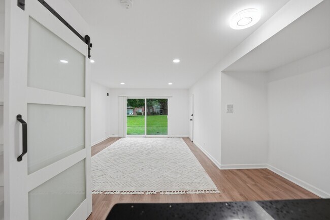 Building Photo - 9388 Bay Colony Dr