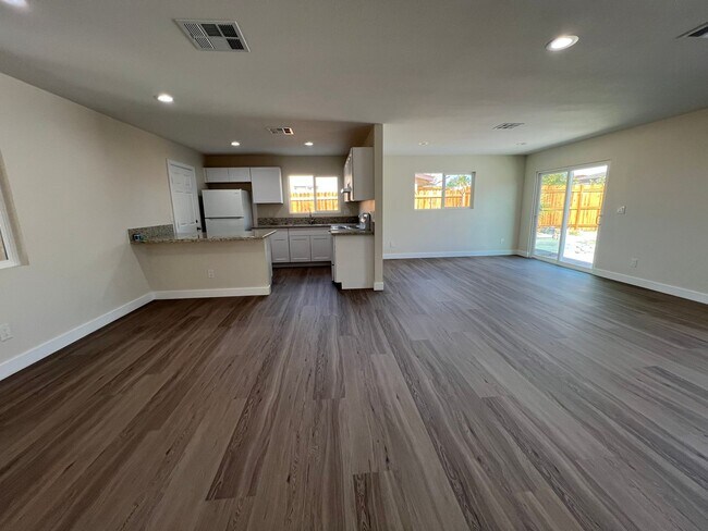 Building Photo - Almost Like a New Home!