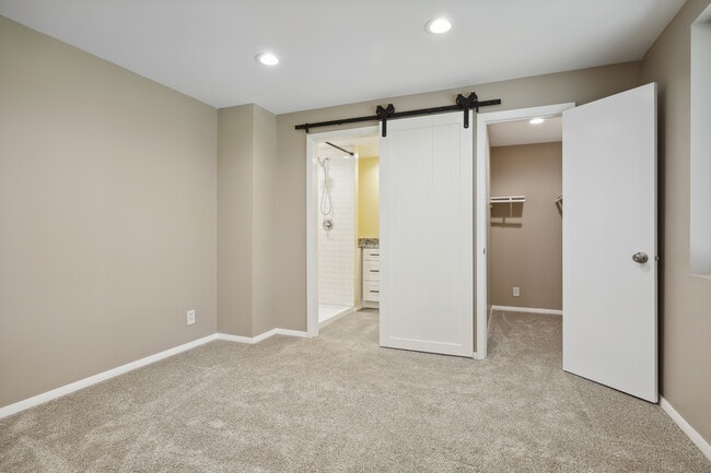 Building Photo - 10003 Crestridge Dr