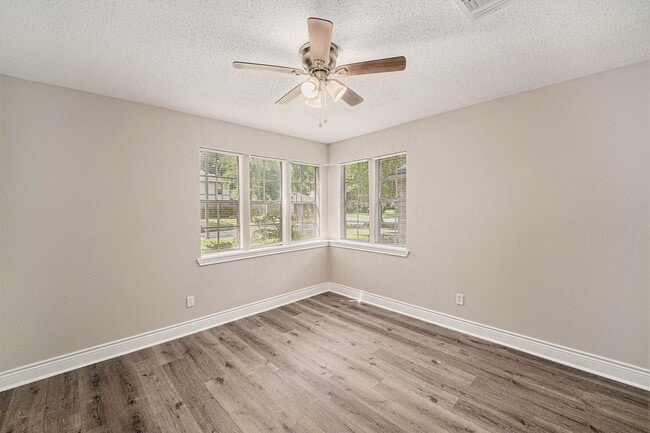 Building Photo - 4 bedroom, 2 bath - One story rental in Kingwood