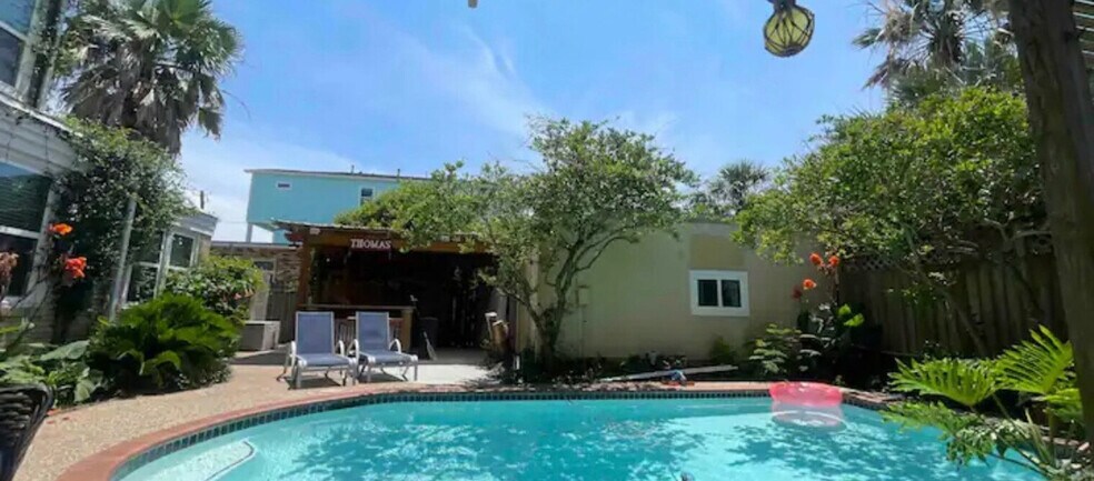 Building Photo - 2317 Bernardo De Galvez Ave