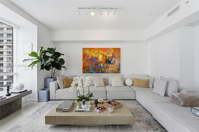 Building Photo - 601 NE 27th St