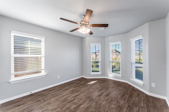 Building Photo - Welcome to this stunning 4-bedroom, 2-bathroom