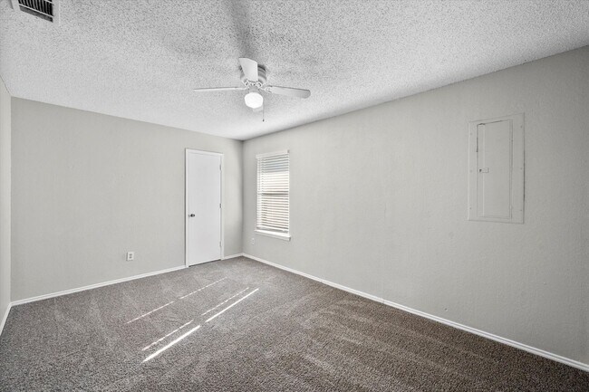 Building Photo - 606 Kings Way Dr
