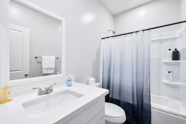 Building Photo - 6606 W Paradise Ln