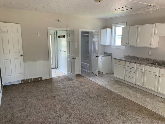 Building Photo - 2809 South Ave