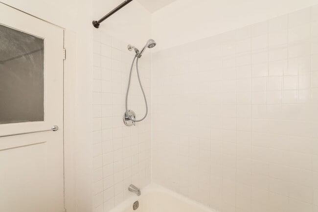 Building Photo - Available 2 Bedroom Home In Redwood Heights!