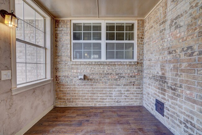 Building Photo - 4 bed 3 bath home!