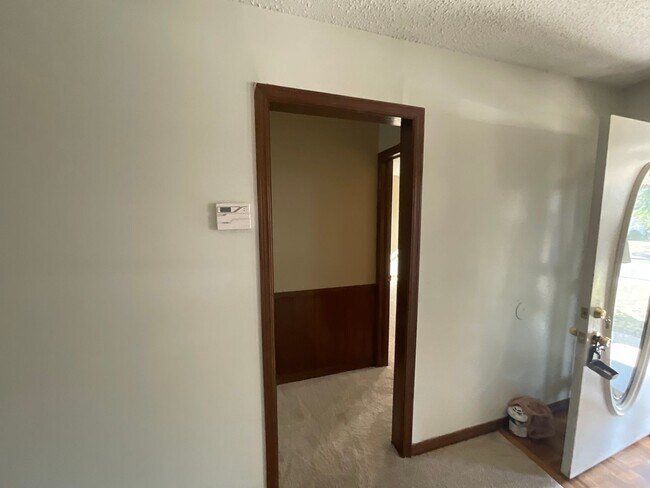 Building Photo - Spacious 3 bed, 1 1/2 bath, 1 car garage w...