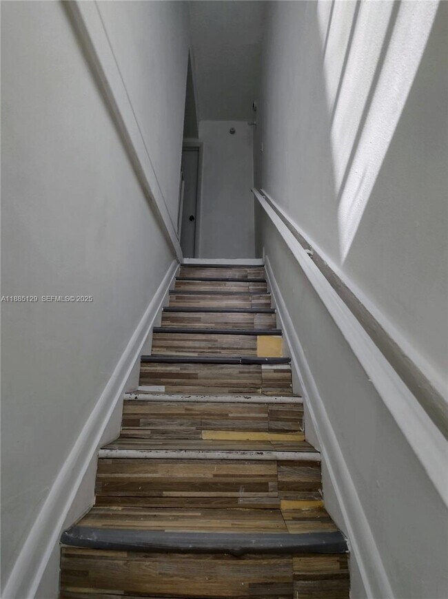 Building Photo - 921 SW 7th St