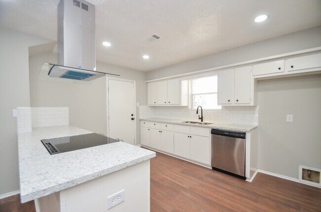 Building Photo - 123 Cypress Ln