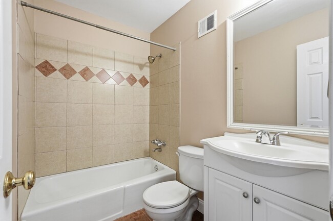 Building Photo - 1042B Margate Ct