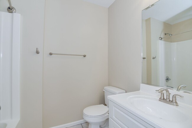 Building Photo - 2 Bedroom 2.5 Bath Townhouse