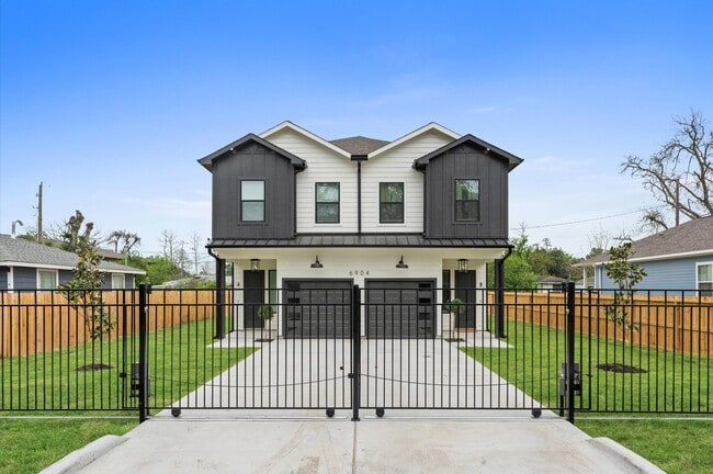 Primary Photo - 6904 Covington Dr