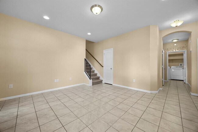 Building Photo - 2880 Donnell Dr