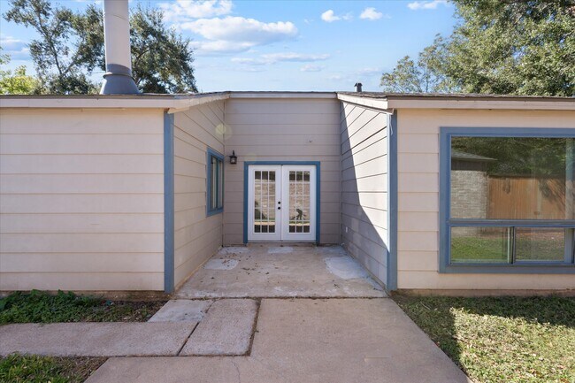 Building Photo - 16106 New Field Dr