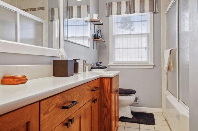 Building Photo - Amazing 4-Bedroom Retreat with 2 Full Baths and 2400 Sq Ft of Space in Minneapolis. 9/1